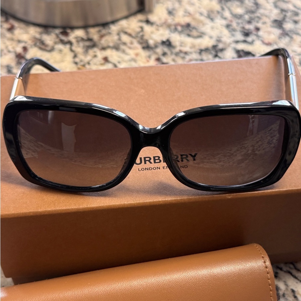 Burberry Women's Sunglasses with Black Frame